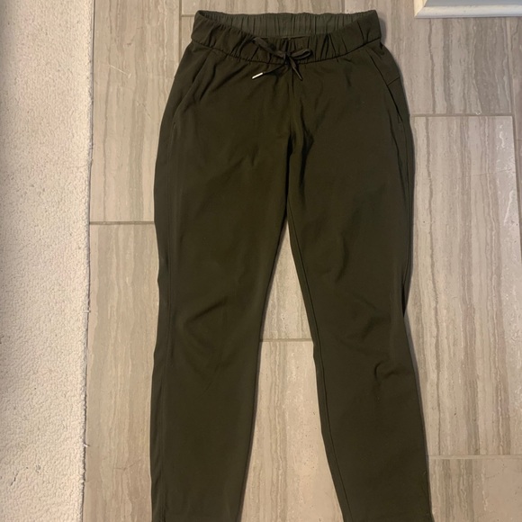 Lululemon on the fly 7/8 pant Luxtreme - Picture 1 of 2